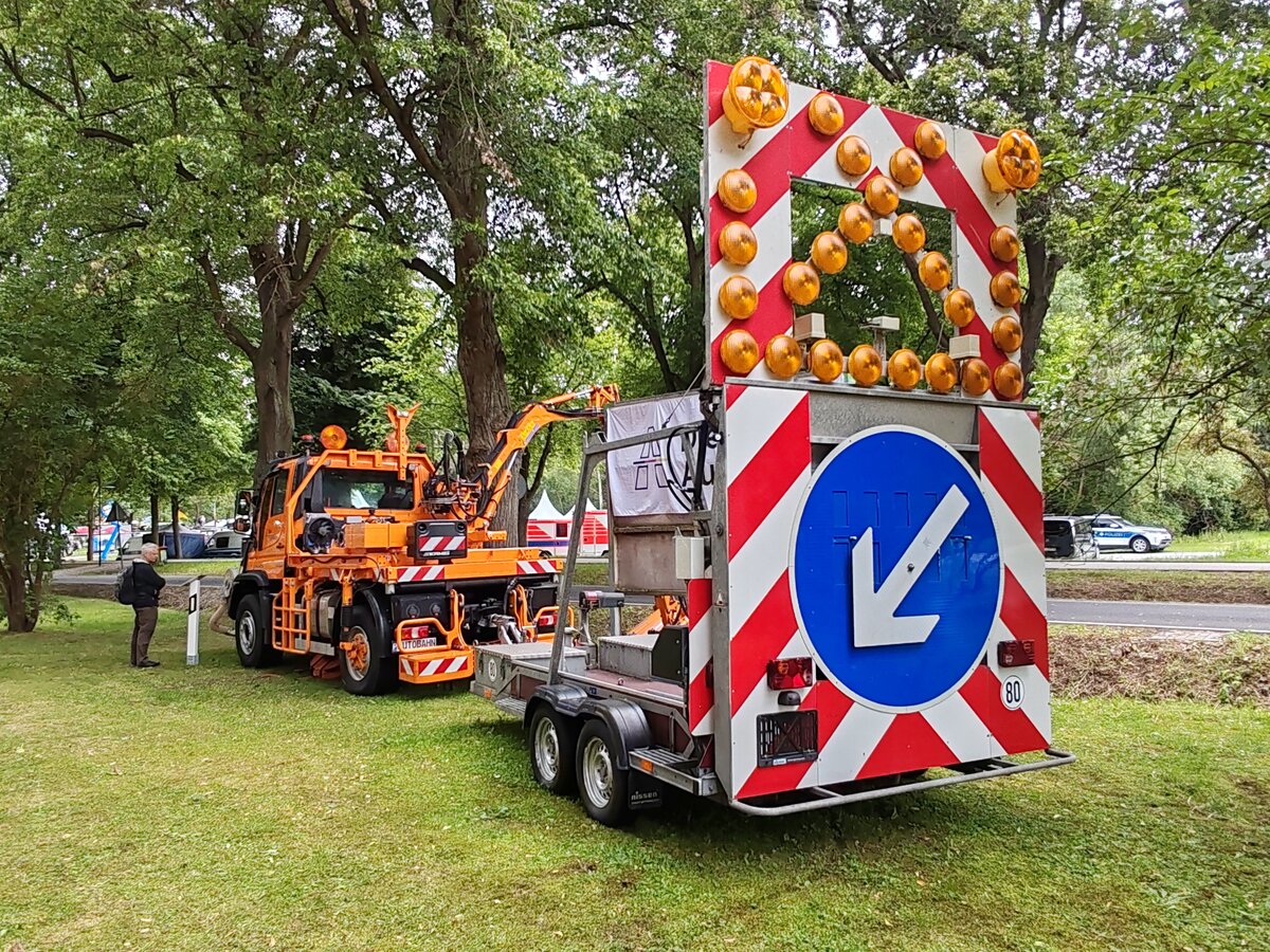 =NISSEN-Verkehrssicherungsanh�nger der  Die Autobahn GmbH , hier an einem Unimog, steht beim Hessentag in Fulda, 06-2026
