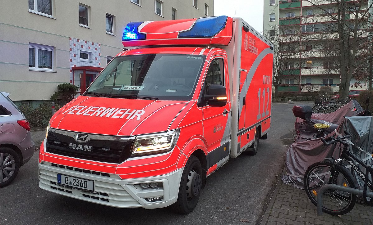 Noch in der Erprobungsphase die seit November 2019 bei der Berliner Feuerwehr im Einsatz befindlichen neuen MAN TGE 5.180 RTW (RTW 2600/1), hier eines der Einsatzfahrzeuge bei einem Einsatz in Berlin Pankow, 08.03.20