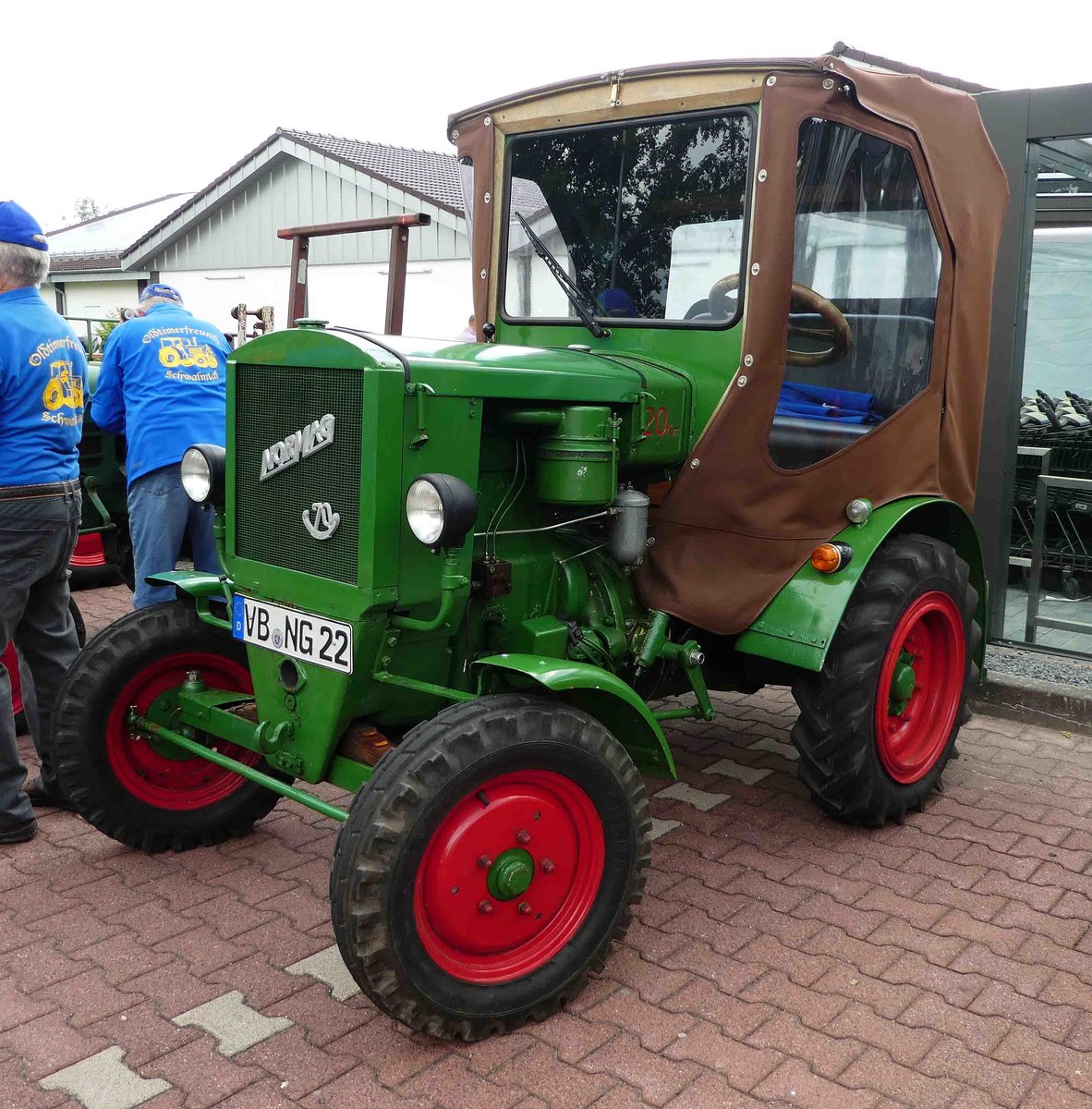 =Normag NG 22 steht bei der Traktorenausstellung  Ahle Bulldogge us Angeschbach oh Lannehuse  in Angersbach im Juni 2018