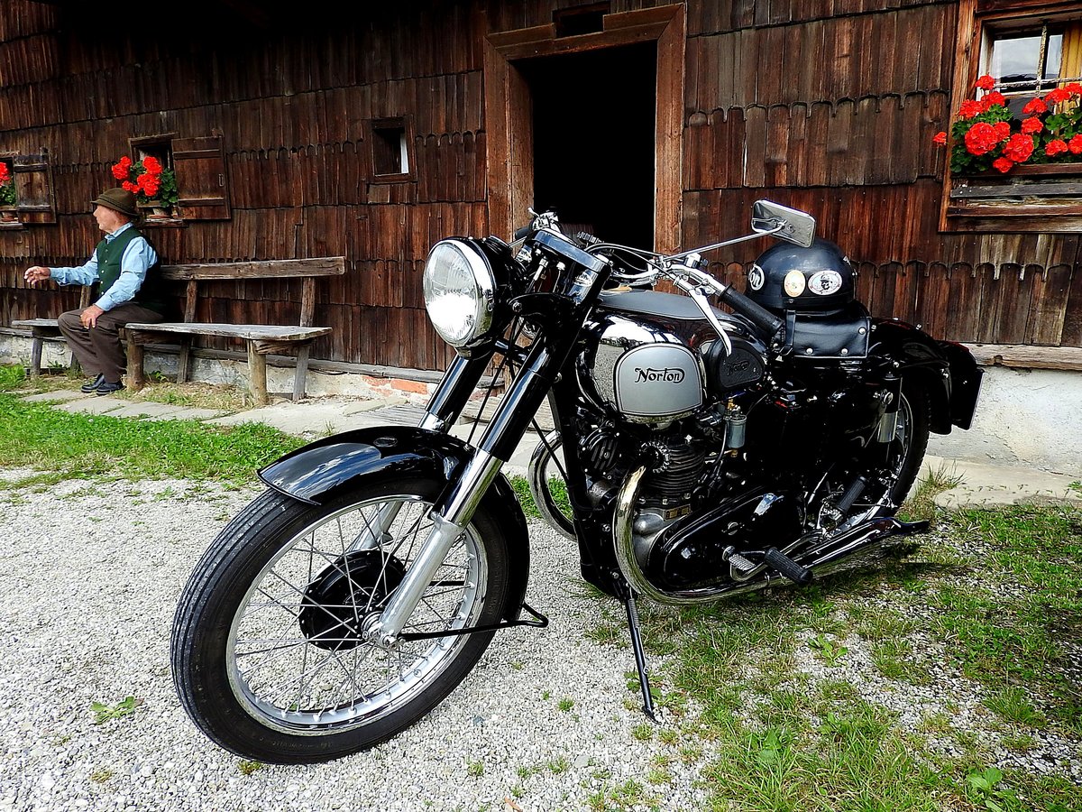 Norton-Motorrad, wurde vorm Eingang zum Freilichtmuseum Stehrerhof abgestellt; 160703