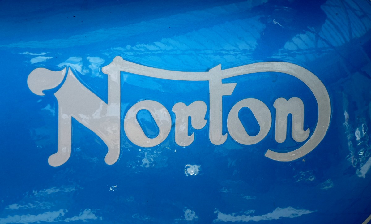 Norton, Tankaufschrift an einem Oldtimer-Motorrad, der britische Motorradhersteller baute 1913 seine erste Maschine, wurde bekannt durch viele Erfolge im Rennsport, Aug.2013