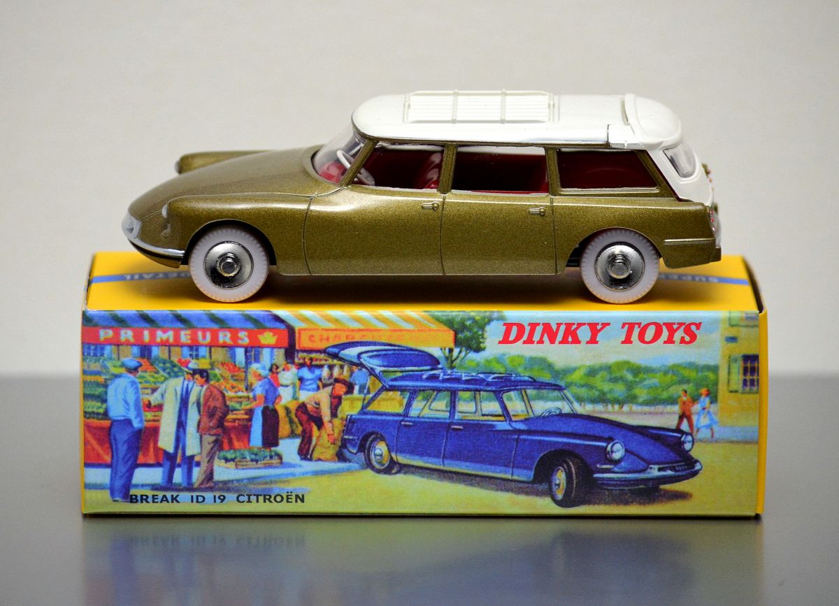 Nostalgie: seit einiger Zeit gibt es in Frankreich Modelle der Firma ATLAS, die aus alten Formen von DINKY/MECCANO hergestellt werden - in China. Sehr schön, mit originalgetreuen Schachteln, aber häufig auch sehr teuer. Hier ein Citroen ID 19 Break. Fotografiert im Februar 2015.  