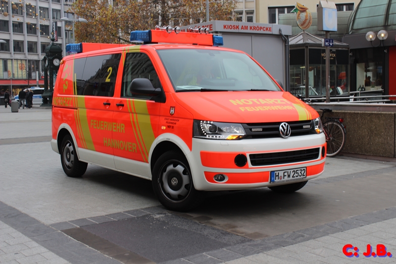 Notarzteinsatzfahrzeug der Berufsfeuerwehr Hannover (NEF 2). VW T5 GP 2.0 TDI 4Motion.
Ausbau : Wietmascher Ambulanz & Sonderfahrzeuge GMBH (WAS)
Baujahr 2014. Aufgenommen in der City von Hannover am 15.11. 2014
