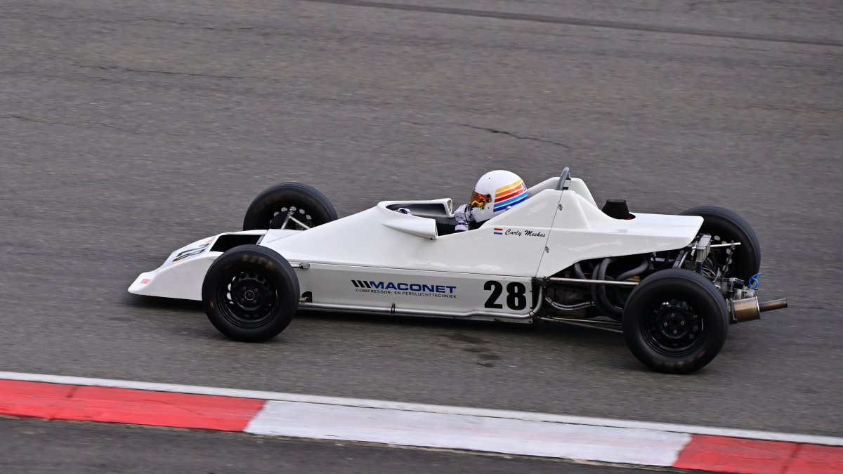 Nr. 28, Van Diemen RF80, FORMEL FORD 1600, Bj. 1980. Historic Monoposto Racing
Die Rennserien der Formelfahrzeuge aus den Nachwuchsklassen der 60er und 70er Jahre halten ein wichtiges St�ck Motorsportgeschichte lebendig.
Aufnahmen vom: N�rburgring Classic am 13.06.2026, aus den Zuschauer Bereichen.