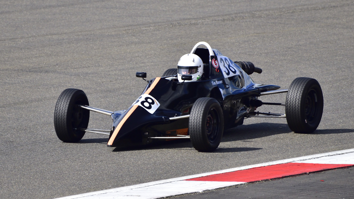 Nr. 38, Swift FB89, FORMEL FORD 1600, Bj. 1989. Historic Monoposto Racing
Die Rennserien der Formelfahrzeuge aus den Nachwuchsklassen der 60er und 70er Jahre halten ein wichtiges St�ck Motorsportgeschichte lebendig.
Aufnahmen vom: N�rburgring Classic am 13.06.2026, aus den Zuschauer Bereichen.