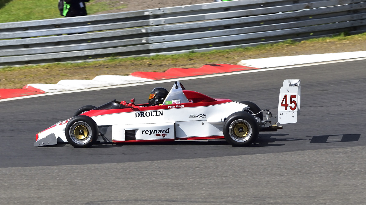 Nr. 45,  Reynard SF88, FORMEL FORD 2000, Bj. 1988. Historic Monoposto Racing
Die Rennserien der Formelfahrzeuge aus den Nachwuchsklassen der 60er und 70er Jahre halten ein wichtiges St�ck Motorsportgeschichte lebendig.
Aufnahmen vom: N�rburgring Classic am 13.06.2026, aus den Zuschauer Bereichen.