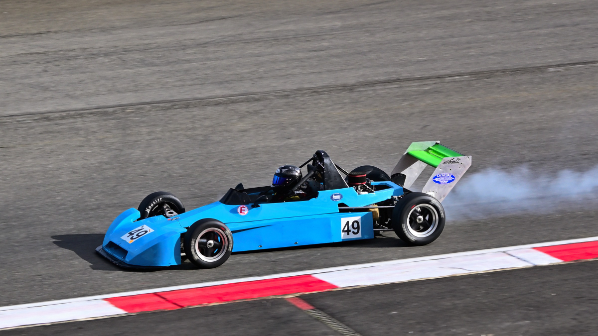Nr. 49, Royale RP27, FORMEL FORD 2000, Bj. 1979. Historic Monoposto Racing
Die Rennserien der Formelfahrzeuge aus den Nachwuchsklassen der 60er und 70er Jahre halten ein wichtiges St�ck Motorsportgeschichte lebendig.
Aufnahmen vom: N�rburgring Classic am 13.06.2026, aus den Zuschauer Bereichen.