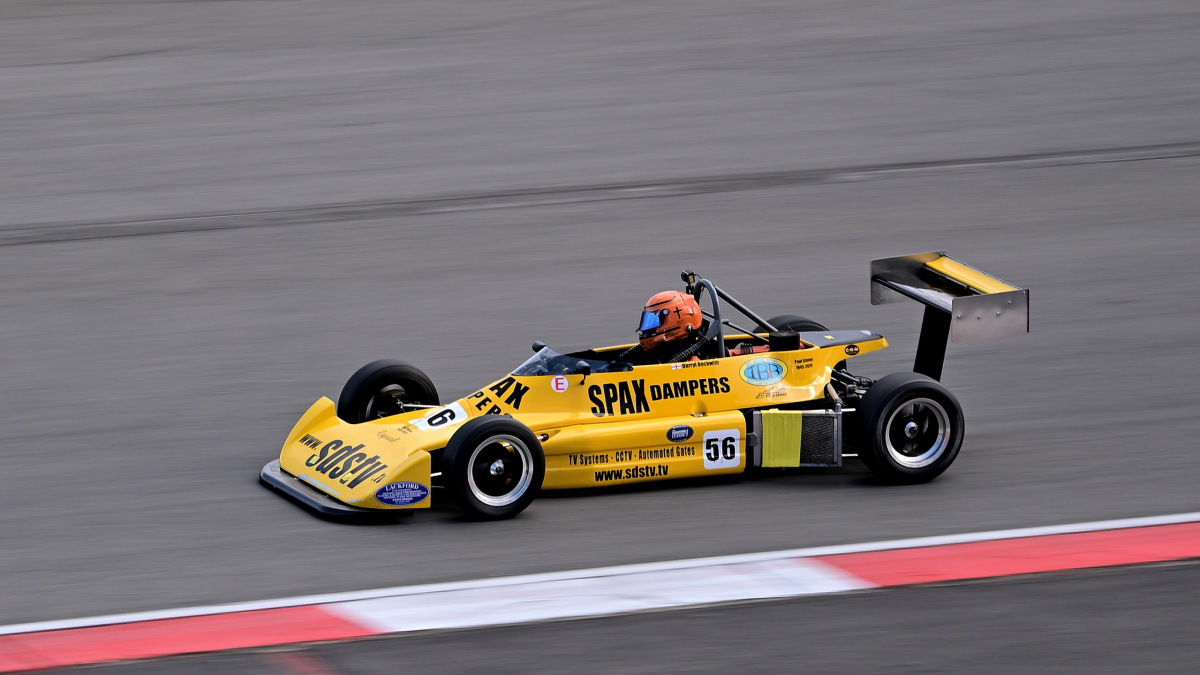 Nr. 56,  Reynard SF77, FORMEL FORD 2000, Bj. 1977. Historic Monoposto Racing
Die Rennserien der Formelfahrzeuge aus den Nachwuchsklassen der 60er und 70er Jahre halten ein wichtiges St�ck Motorsportgeschichte lebendig.
Aufnahmen vom: N�rburgring Classic am 13.06.2026, aus den Zuschauer Bereichen.