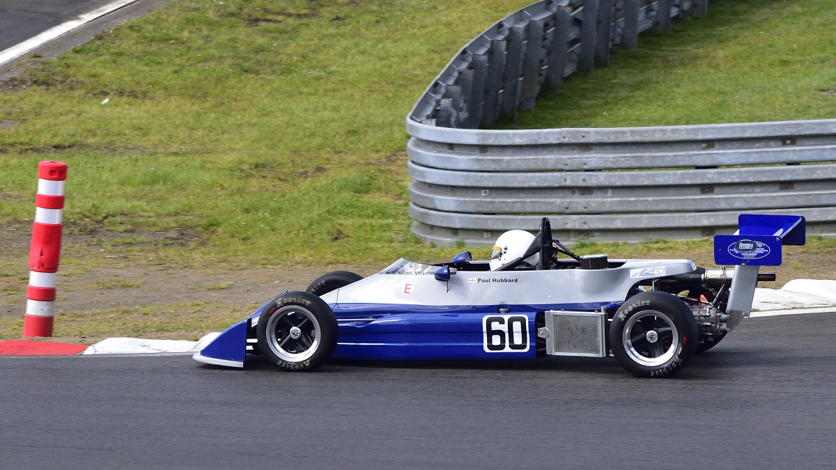 Nr. 60,  Reynard SF79, FORMEL FORD 2000, Bj. 1979. Historic Monoposto Racing
Die Rennserien der Formelfahrzeuge aus den Nachwuchsklassen der 60er und 70er Jahre halten ein wichtiges St�ck Motorsportgeschichte lebendig.
Aufnahmen vom: N�rburgring Classic am 13.06.2026, aus den Zuschauer Bereichen.