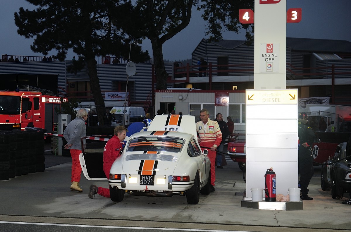 Nr.101 PORSCHE 911 ist jetzt endlich an der Zapfsäule zum tanken. Tankstelle beim 6h Classic in Spa Francorchamps am 19.9.2015.