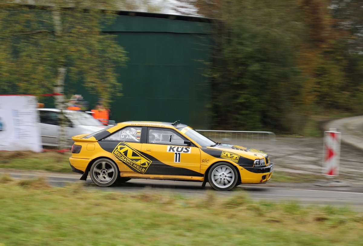 Nr.11 Audi S2 Quattro Carsten Alexy & Michaela Alexy bei der  Youngtimer  39. ADAC Rallye Köln Ahrweiler 12.11.2016, Nachmittags beim abbigen in einen Wirtschaftsweg nähe Rodder