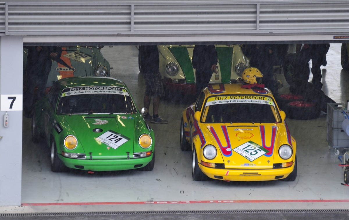 Nr.124 Porsche 911 ST & Nr.125 Porsche 911 SR werden fertig gemacht zum Dunlop FHR Langstreckencup beim Youngtimer Festival Spa am 19.7.2015