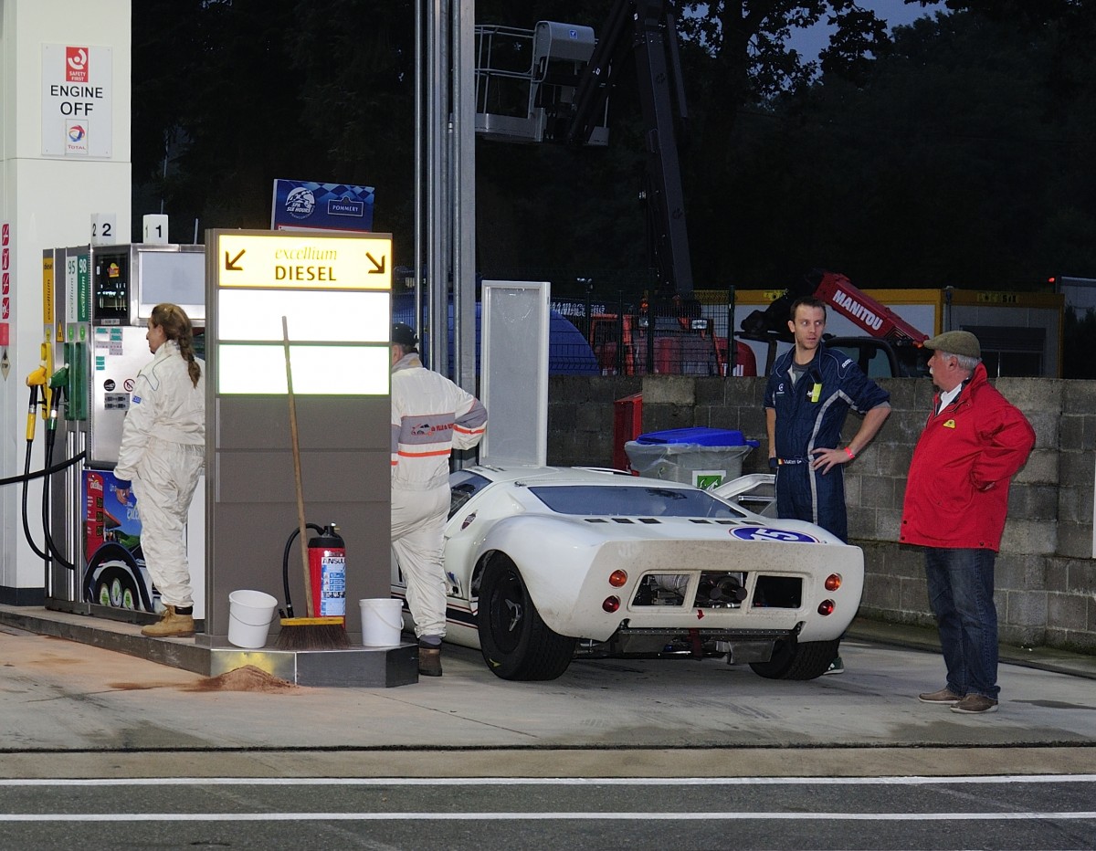 Nr.15 Ford GT40  an der Zapfsäule zum tanken. Tankstelle beim 6h Classic in Spa Francorchamps am 19.9.2015.
Ablehnungsgrund: Motiv verdeckt