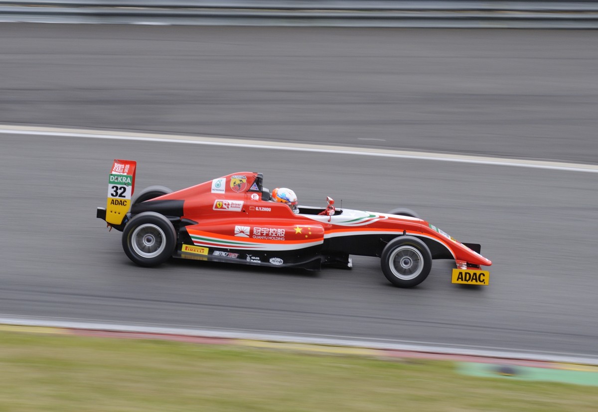 Nr:32 der ADAC Formel 4, Prema Powerteam, Fahrer: Guan Yu Zhou, beim 1.Lauf am 20.6.2015 in Spa Francorchamps