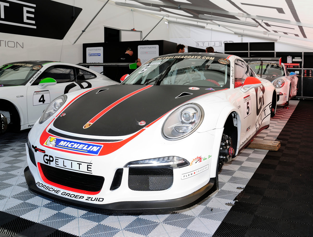 Nr.5 Porsche GT3 Cup 991 im Fahrerlager mit Pokal, Rahmenprogramm der 6 Hours of Spa-Francorchamps 2017,Porsche Carrera Cup France & Benelux