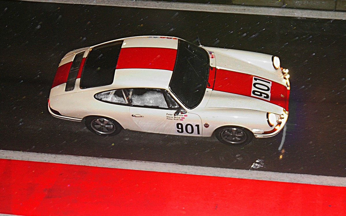 Nr.901 Porsche 911, wärend der Safety Car Pharse im strömenden Regenbeim  6h Classic Rennen in Spa Francorchamps, am 19.9.2015 vom Boxendach mit Blitzlicht festgehalten. (Blitzlicht ist erlaubt)