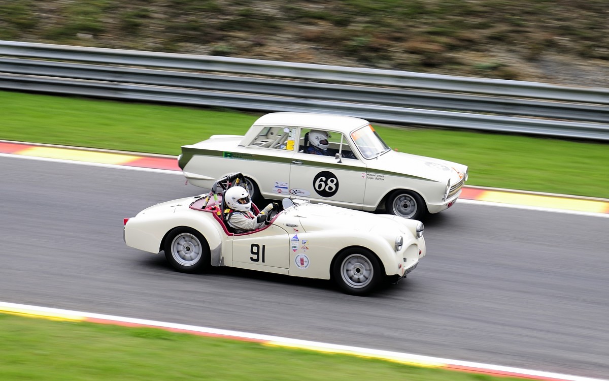 Nr.91 TRIUMPH TR2 mit der Nr.68 LOTUS Cortina im Positionskampf. Beim Rennen des  Historic Sports Car Club  (Closed Wheel Race) SPA SIX HOURS 19.September 2015