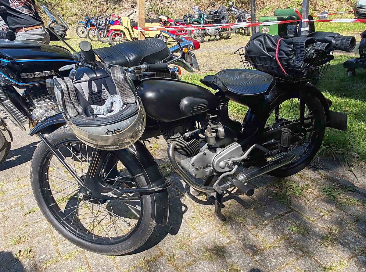 =NSU, ebenfalls pr�sentiert als Klamottenst�nder, gesehen bei der Oldtimerschau in Wasenberg, 05-2025