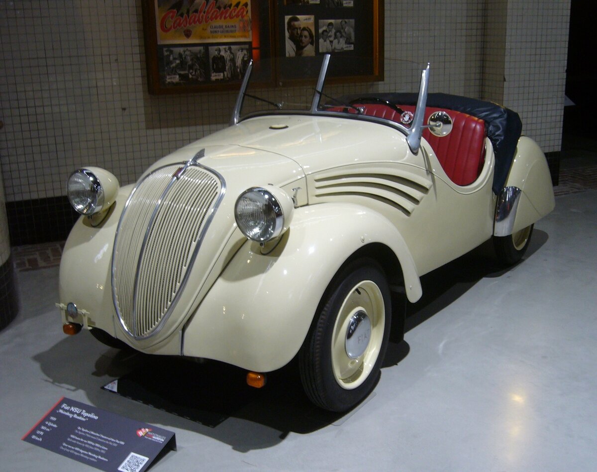 NSU-Fiat 500 mit einer Roadster Karosserie vom Karosseriewerk Weinsberg. Als der Cinquecento (500) auch Topolino genannt im Jahr 1936 vorgestellt wurde, erfuhr dieses Auto weltweite Bewunderung. Die Karosseriewerke Weinsberg (ein Tochterunternehmen der Deutschen Fiat/Heilbronn) bauten von diesem Roadster zwischen 1937 und 1941 geschätzt 300 bis 400 Fahrzeuge. Der gezeigte Wagen stammt aus dem Jahr 1939. Der wassergekühlte Vierzylinderreihenmotor leistet 13 PS aus einem Hubraum von 565 cm³. Mit dieser Motorleistung konnte man das  Mäuschen  auf 85 km/h beschleunigen. Nationales Automuseum/Loh Collection am 08.11.2023.