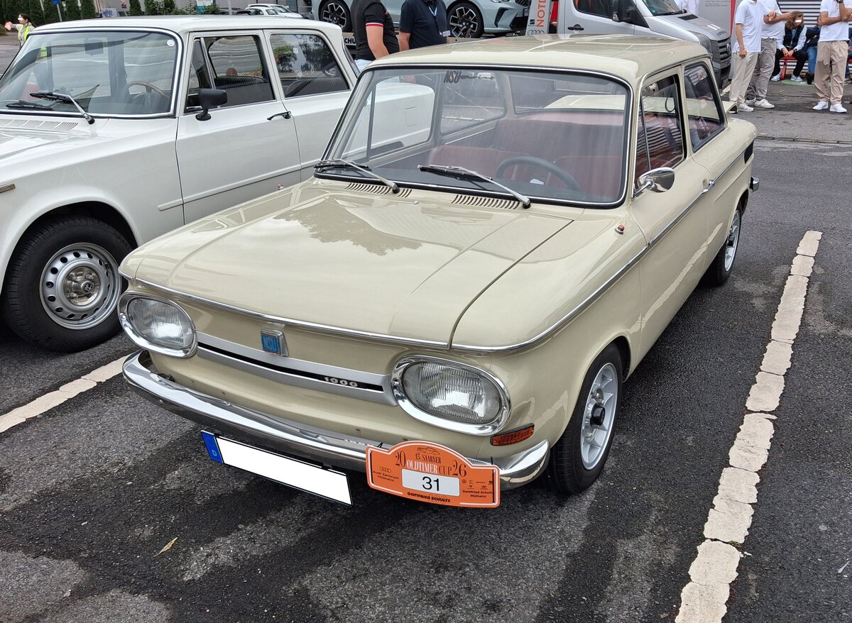 NSU Prinz 1000 aus dem Jahr 1969. Produziert wurde dieses Modell in den Jahren von 1964 bis 1967. Der NSU Prinz 1000 hatte eine �hnliche Karosserieform wie der NSU Prinz 4. Die Proportionen waren jedoch gef�lliger und gr��er geraten. Au�erdem wurde der Wagen jetzt von einem, im Heck verbauten, Vierzylinderreihenmotor angetrieben. Dieser leistet 43 PS aus einem Hubraum von 996 cm�. Bei seinem Erscheinen kostete ein solcher NSU Prinz 1000 mindestens DM 5500,00. 13. Saarner Oldtimer-Cup am 30.08.2026 in M�lheim an der Ruhr/Saarn.