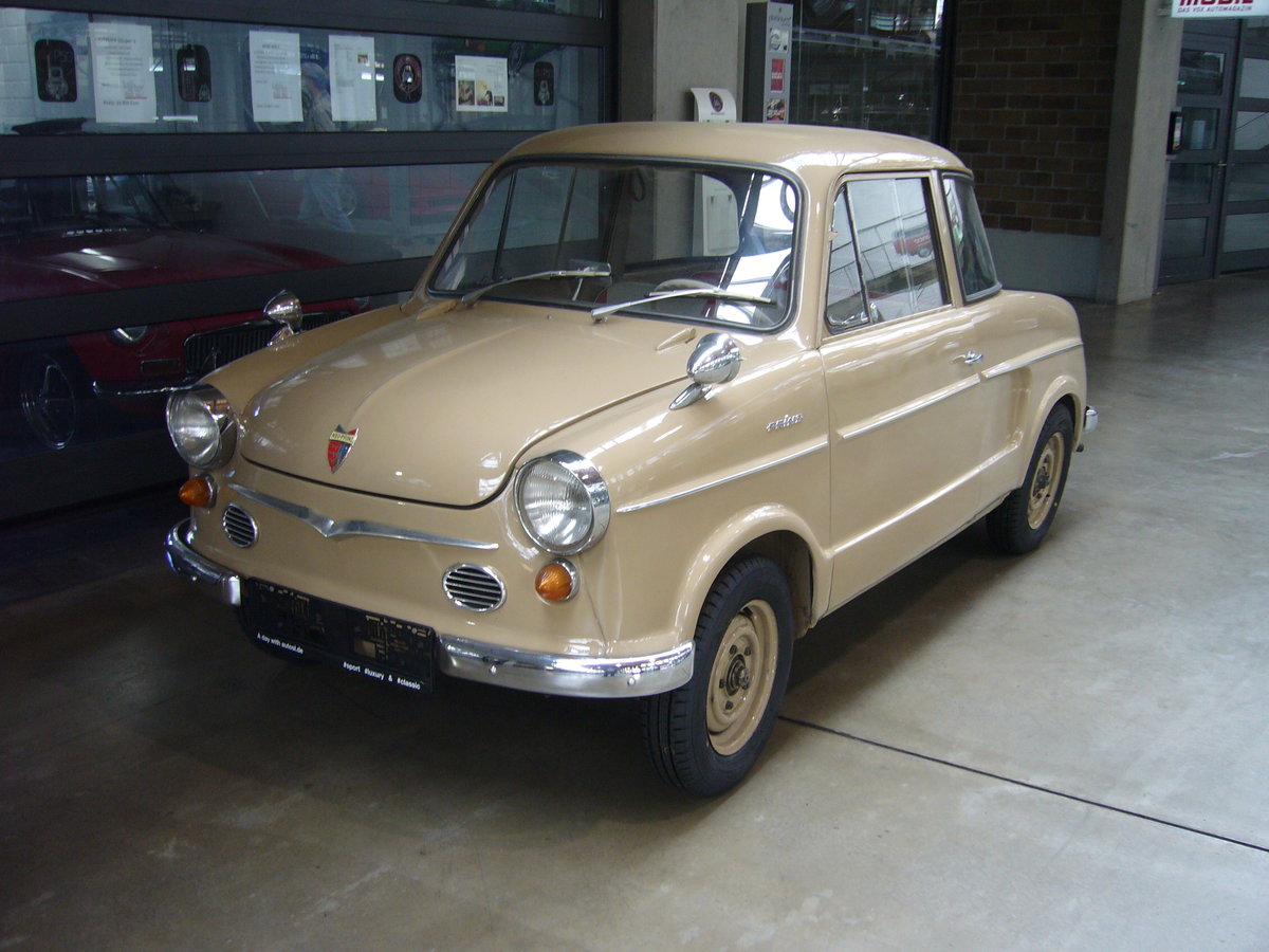 NSU Prinz III, gebaut von 1960 bis 1962. Als NSU Prinz I und II kam dieses Auto im Jahr 1958 auf den Markt. Bis zu diesem Zeitpunkt hatte NSU über 30 Jahre kein Auto mehr gebaut. Der Prinz I war einfach und der Prinz II normal ausgestattet. Obwohl dieses Modell optisch nicht ganz so gelungen war, verkaufte sich die Baureihe Prinz I bis III 94.549 mal. Der Prinz III konnte mit zwei verschiendenen Motorisierungen bestellt werden. Basis war immer ein im Heck verbauter, luftgekühlter Zweizylindervertikaltwinmotor mit einem Hubraum von 583 cm³. Dieser Motor leistete, je nach Vergaserbestückung, 23 PS oder 30 PS. Der Kaufpreis eines Prinz III mit der stärkeren Maschine betrug DM 4200,00. Der abgelichtete Prinz III stammt aus dem Jahr 1961 und wurde aus Norwegen reimportiert. Classic Remise Düsseldorf am 24.05.2020, natürlich unter Einhaltung sämtlicher momentanen Regeln und Hygienevorschriften.