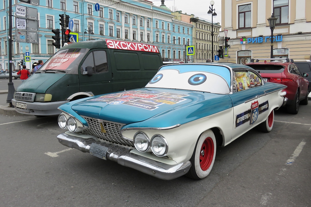 Nur noch Werbung macht dieser amerikanische Oldtimer in St. Petersburg, 16.7.17