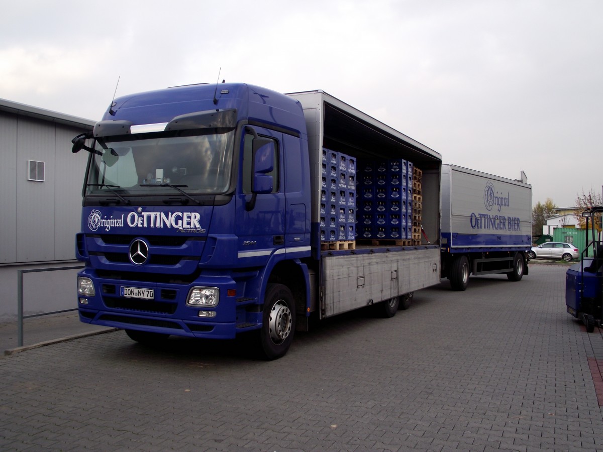 ttinger Mercedes Benz Actros steht am 14.11.13 in Walluf