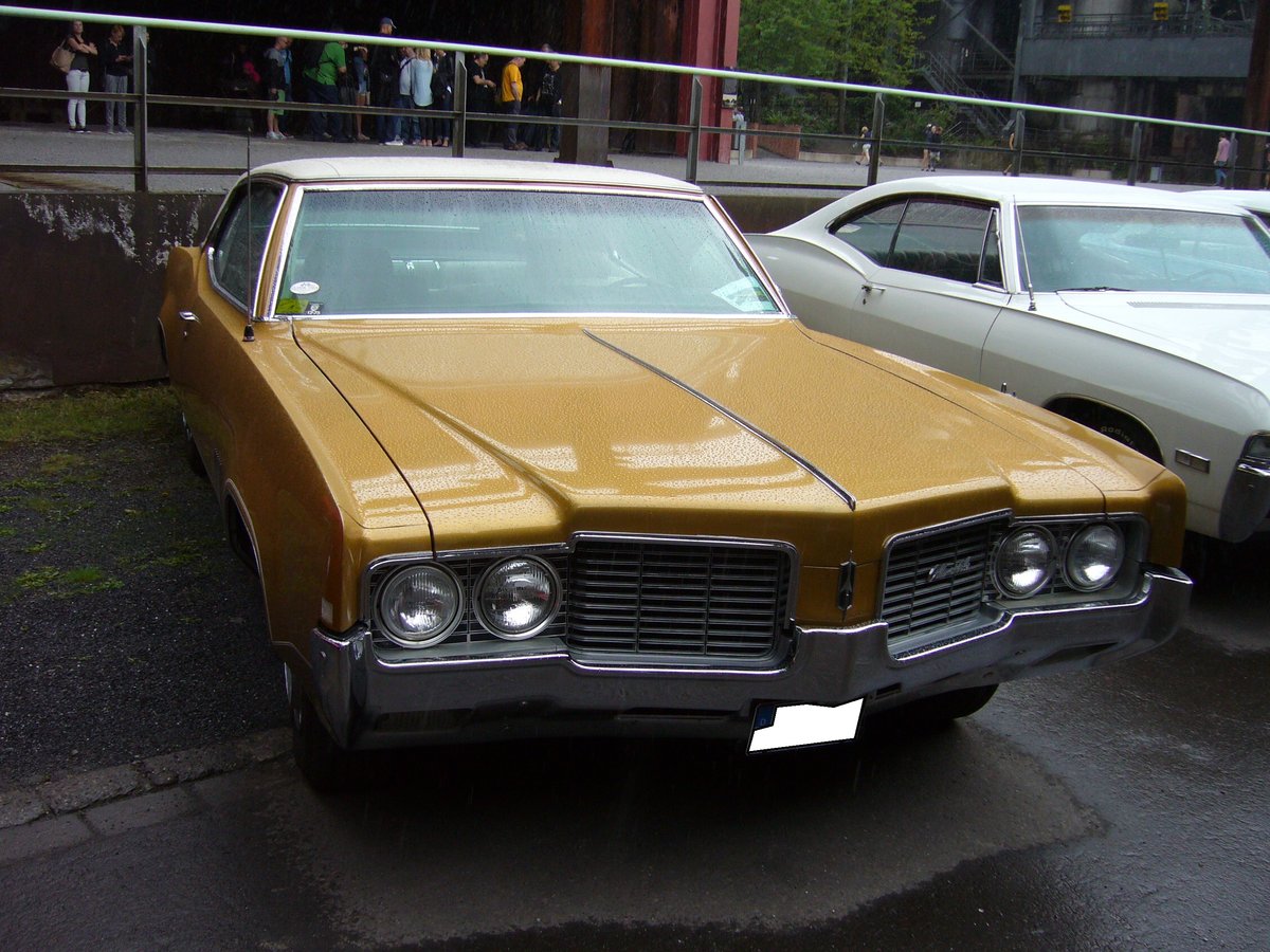 Oldsmobile Delta 88 Coupe des Modelljahres 1970. Der im Farbton nugget gold lackierte Wagen hat einen V8-motor mit einem Hubraum von 5736 cm³ und leistet 253 PS. Altmetall trifft Altmetall am 23.07.2017 im LaPaDu.