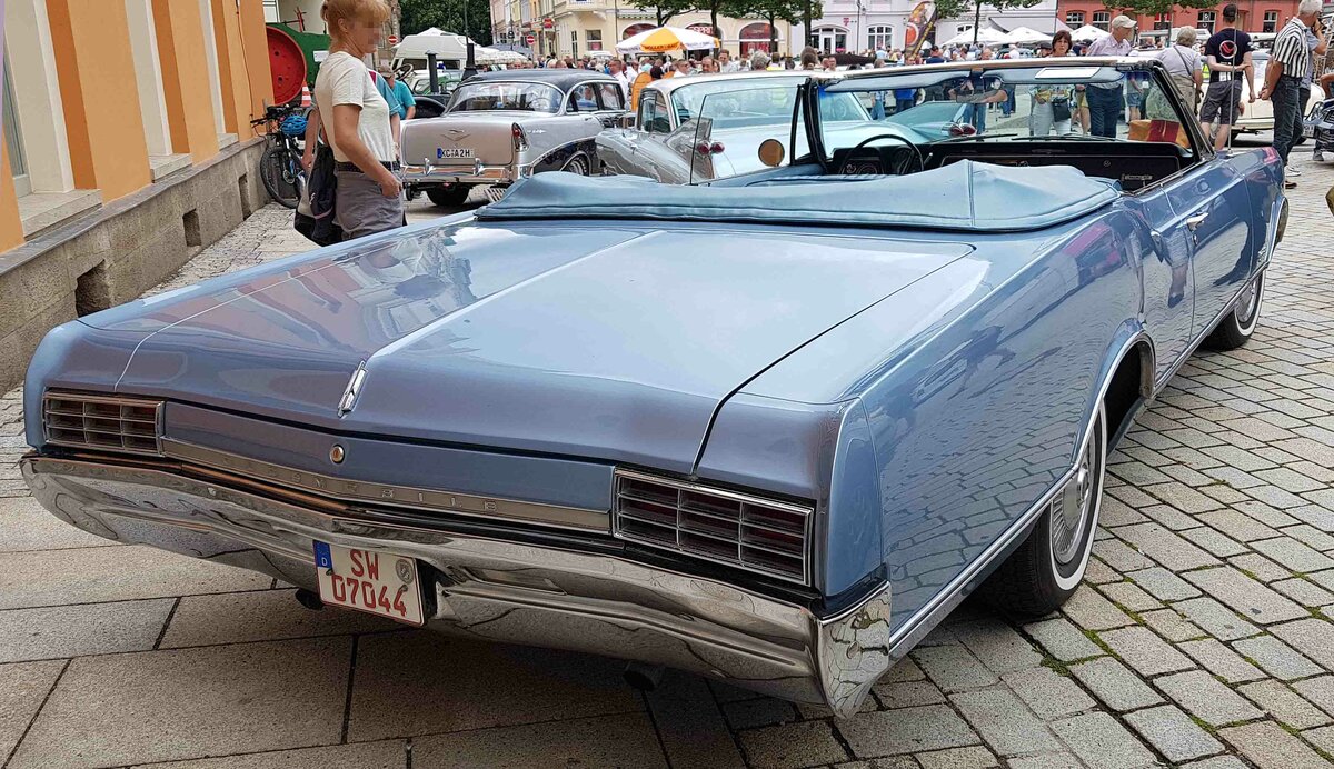 =Oldsmobile Dynamic 88, ausgestellt bei den Meiningen Classic 2022 im Juli