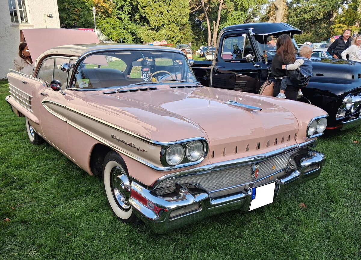 Oldsmobile Dynamic 88 fourdoor Sedan des Modelljahres 1958 im Farbton desert glow. Der Dynamic 88 war im Modelljahr 1958 das Basismodell im Verkaufsprogramm von Oldsmobile. Dar�ber rangierten die Modelle Super 88 und als Topmodell der Starfire 98. Der Dynamic 88 war in dieser Karosserieversion ab US$ 2837,00 zu haben. In dieser Version verkaufte sich der Typ 1958 60.439 mal. Der markeneigene  Rocket -V8-Motor mit einem Hubraum von 6076 cm� leistet 265 PS. Cars & Castle auf Schlo� Lauersfort in Moers am 03.10.2026.