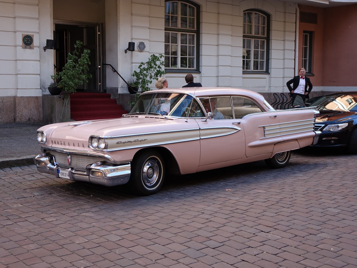 Oldsmobile Eighty-Eight vor dem Stadshotel in Skara Schweden (14.06.2015)