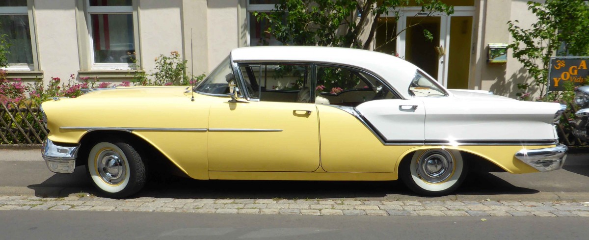 Oldsmobile Fourdoor Sedan, Bj. 1957. Es ist entweder ein Golden Rocket 88 oder ein Super 88. Gesehen bei den Fladungen Classics 2014