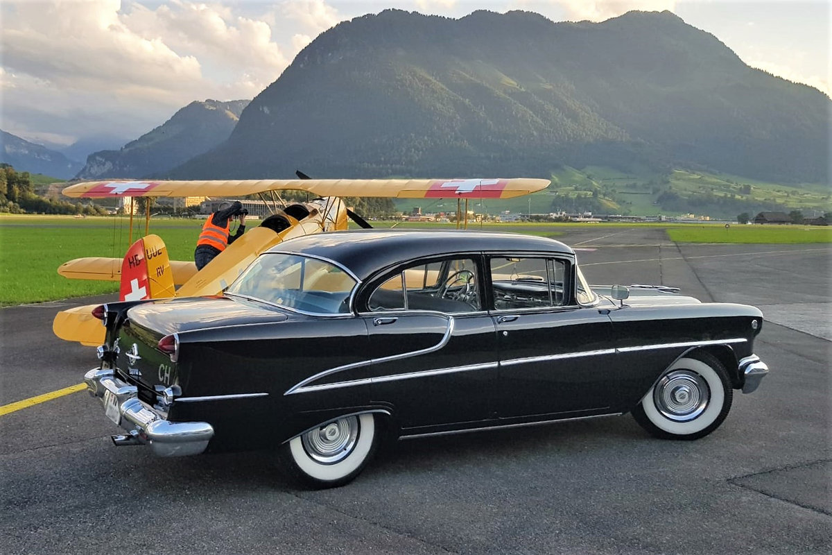 Oldsmobile Super 88 4-Door Sedan Jahrgang 1955. Flugplatz Buochs, Kanton Nidwalden, Schweiz - 2. September 2020