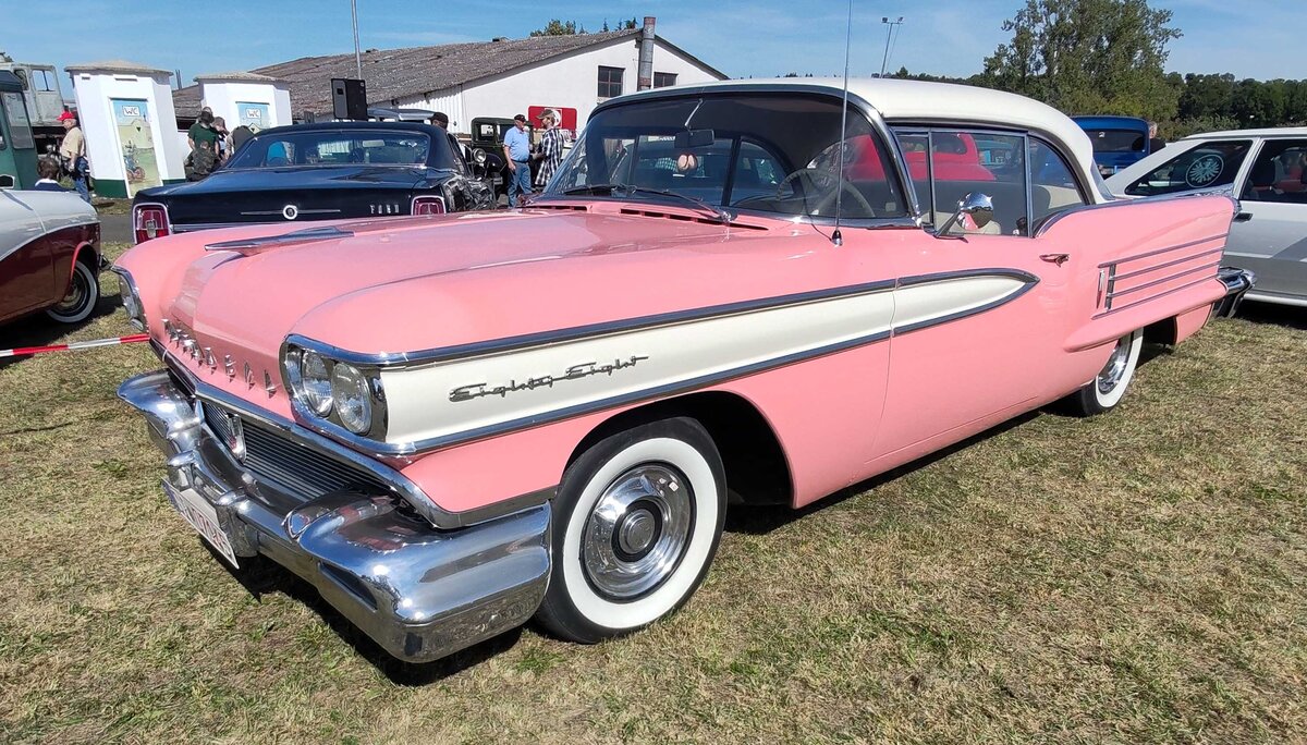 =Oldsmobile Super eighty-eight Holyday Hardtop Sedan aus dem Modelljahr 1958 in der Farbkombination desert glow/victorian white. Von diesem Modell verkaufte die GM-Division Oldsmobile im Jahr 1958 genau 27.521 Autos zu einem Preis ab US$ 3339,00. Der V8-Motor hat einen Hubraum von 6076 cm� und leistet 305 PS. Das ist der Beitrag von Michael H. zum eingestellten Foto. Ausgestellt war das Fahrzeug bei der Oldtimerveranstaltung der OLDTIMERFREUNDE OHMTAL in Dannenrod, 09-2025
