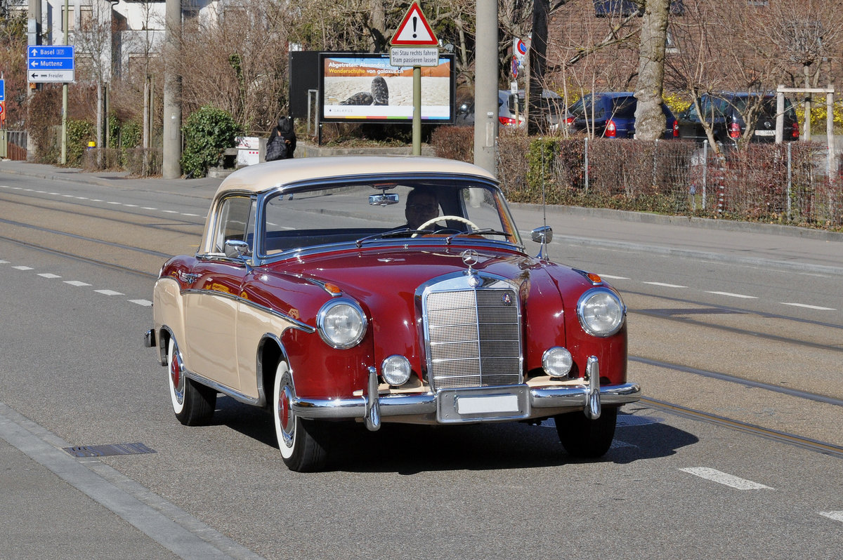 Oldtimer Mercedes fährt durch Birsfelden. Die Aufnahme stammt vom 27.02.2017.