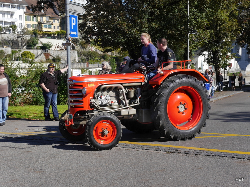 Oldtimer Traktor Hürlimann unterwegs in Bremgarten AG am 18.10.2014