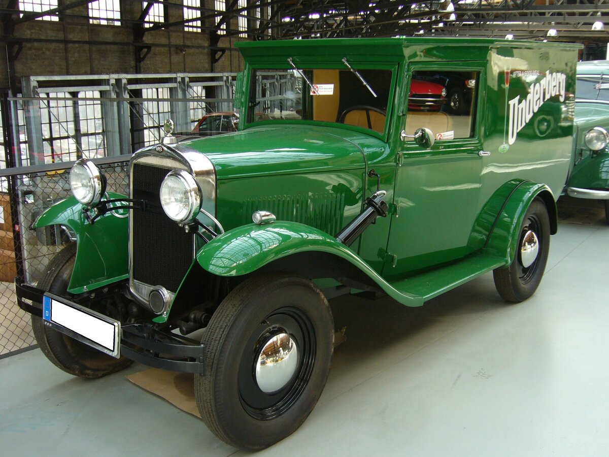 Opel 1.2 Liter Lieferwagen des Spirituosen-Herstellers Underberg. Bereits im Jahr 1935 wurde der beliebte  Rheinberger Kräuter-Schnaps  mit einem so genannten Kräuter-Mobil ausgeliefert. Es handelte sich beim ursprünglichen Kräuter-Mobil um einen Lieferwagen der Marke Opel 1.2 Liter, wie er von 1931 bis 1935 produziert wurde. Dieser war selbstverständlich in Underberg-grün lackiert und mit einer Hupe versehen, die die bekannte
Underberg Melodie wiedergab. So kündigte sich der Fahrer schon lange vor seinem Eintreffen beim Kunden an. Angetrieben wird der  kleine Grüne  von einem Vierzylinderreihenmotor, der aus einem Hubraum von 1193 cm³ 22 PS, ab dem Modelljahr 1933 23 PS leistet. Die Höchstgeschwindigkeit gab das Rüsselsheimer Werk mit 85 km/h an. Der hier gezeigte Opel wurde als Traditionsfahrzeug der Brennerei komplett neu aufgebaut. Classic Remise Düsseldorf am 12.07.2023.