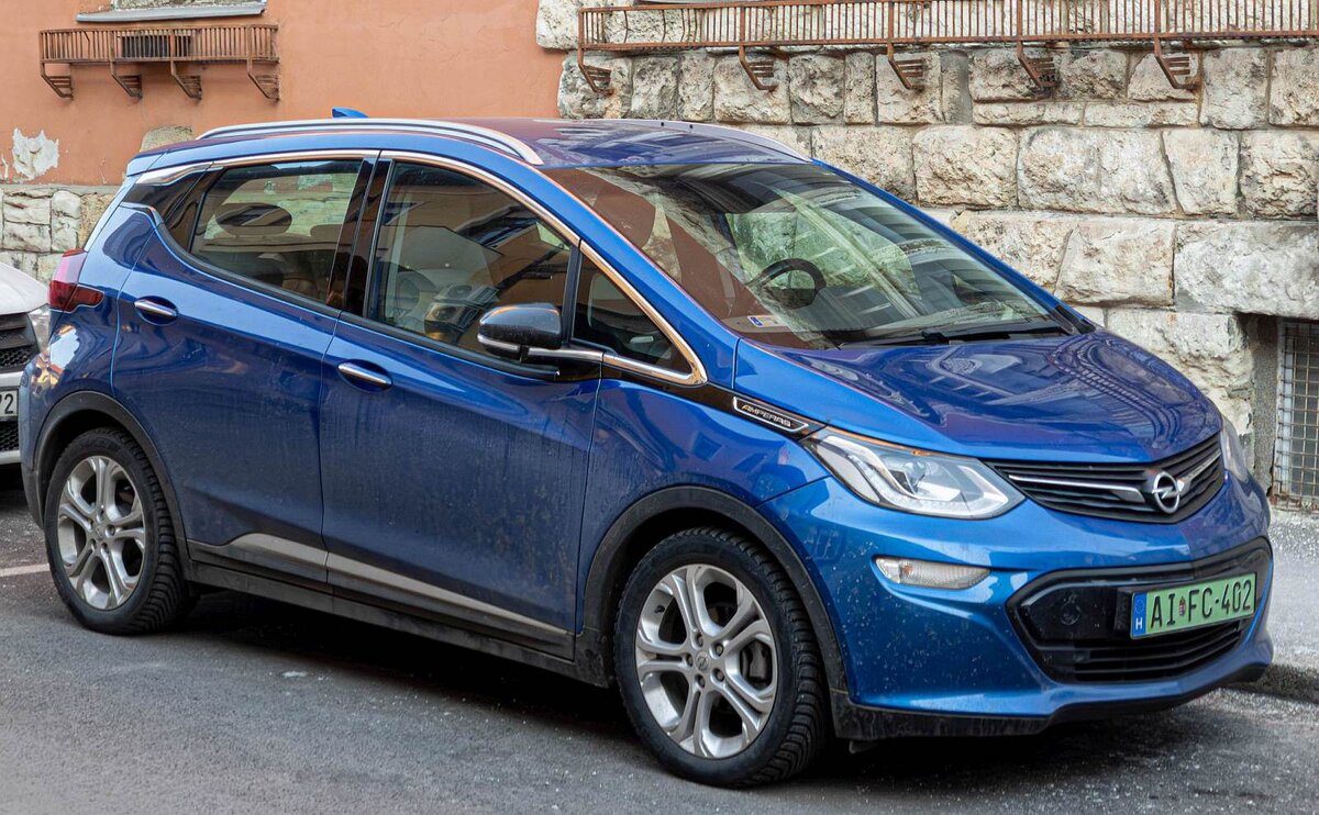 Opel Ampera-e in der Farbe Kinetic Blue. Foto: 01.2026.
