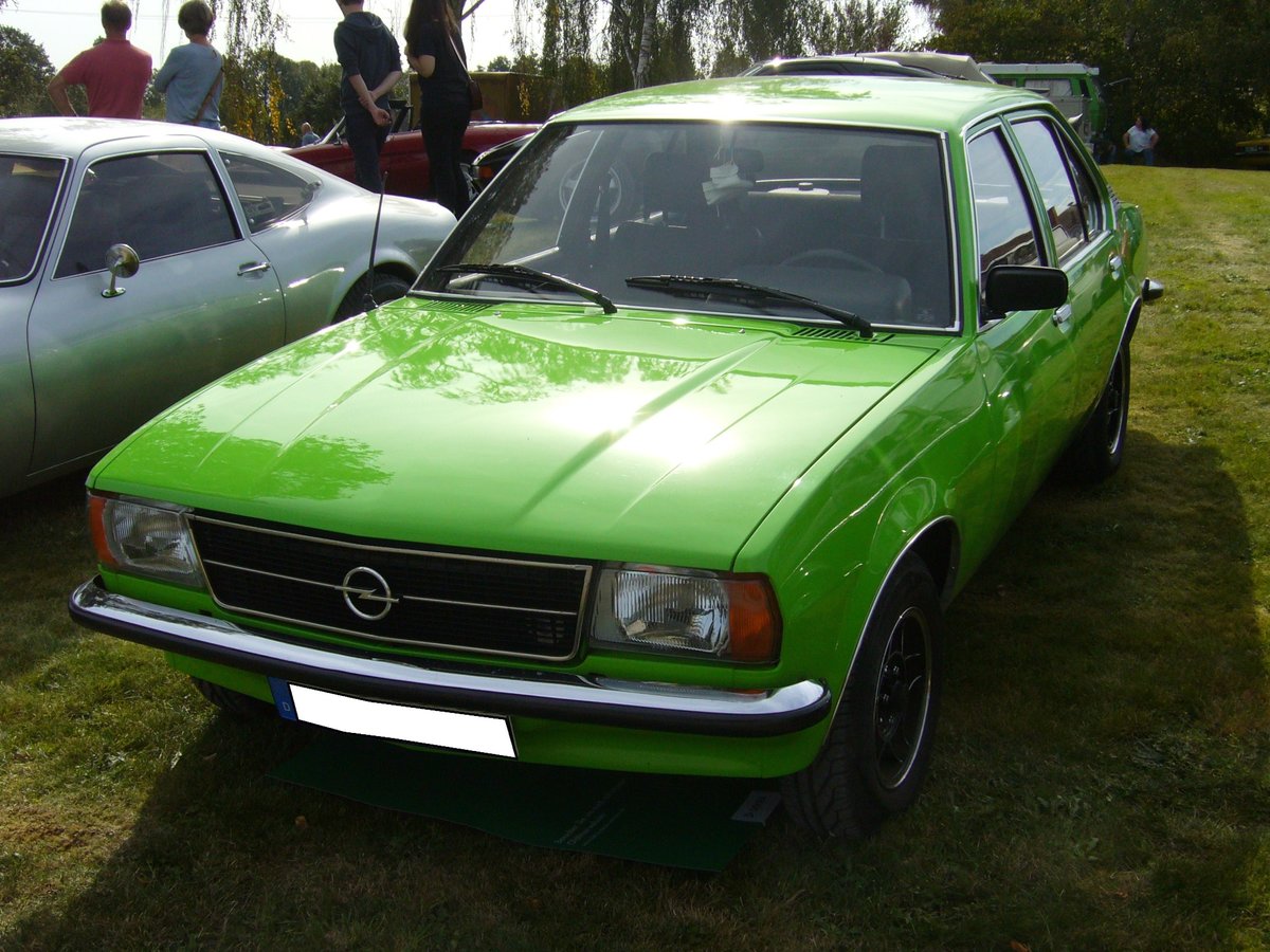 Opel Ascona B in der Karosserieversion viertürige Limousine. Der glattflächige Ascona B wurde auf der IAA des Jahres 1975 vorgestellt. Er war nur als zwei- und viertürige Limousine lieferbar. Das Modell war mit etlichen Motorisierungen, sogar einem Dieselmotor, lieferbar. 1981 wurde die Produktion zu Gunsten des Nachfolgers Ascona C eingestellt. Oldtimertreffen des Oldtimerclubs Schermbeck am 22.09.2019 in Lühlerheim.