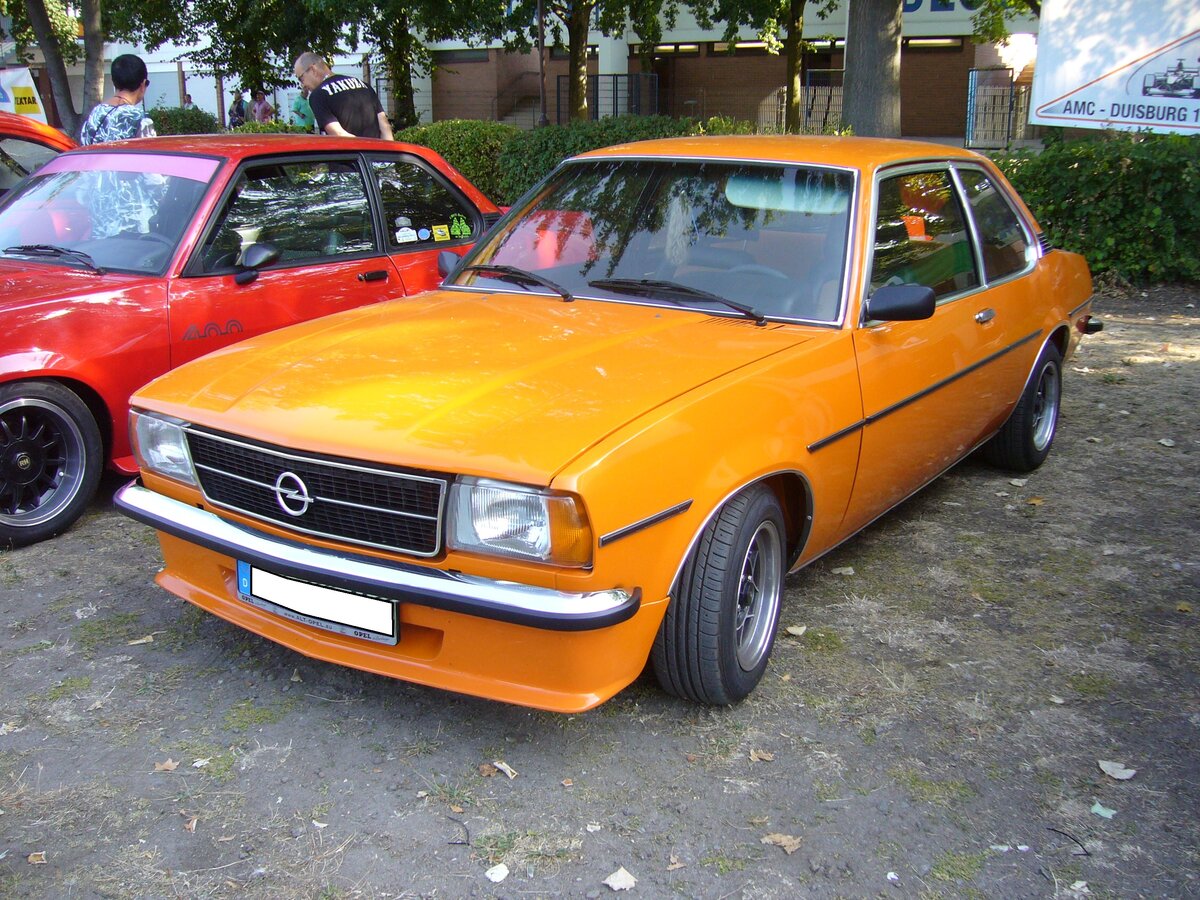 Opel Ascona B in der Karosserieversion zweitürige Limousine im Farbton signalorange. Der glattflächige Ascona B wurde auf der IAA des Jahres 1975 vorgestellt. Er war als zwei- und viertürige Limousine lieferbar. Das Modell war mit etlichen Motorisierungen, sogar einem Dieselmotor, lieferbar. Der gezeigte Ascona B ist mit etlichen sportlichen Features, wie zum Beispiel den damals sehr beliebten ATS-Cup-Felgen ausgestattet. 1981 wurde die Produktion zu Gunsten des Nachfolgers Ascona C eingestellt. 8. Oldtimertreffen des AMC Duisburg am 04.09.2022.