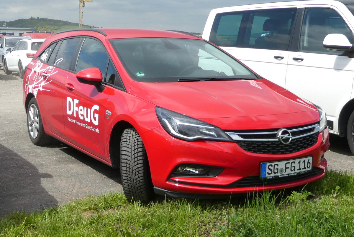 =Opel Astra von  Deutsche Feuerwehr Gewerkschaft , abgestellt auf dem Besucherparkplatz der Rettmobil 2019 in Fulda, 05-2019
