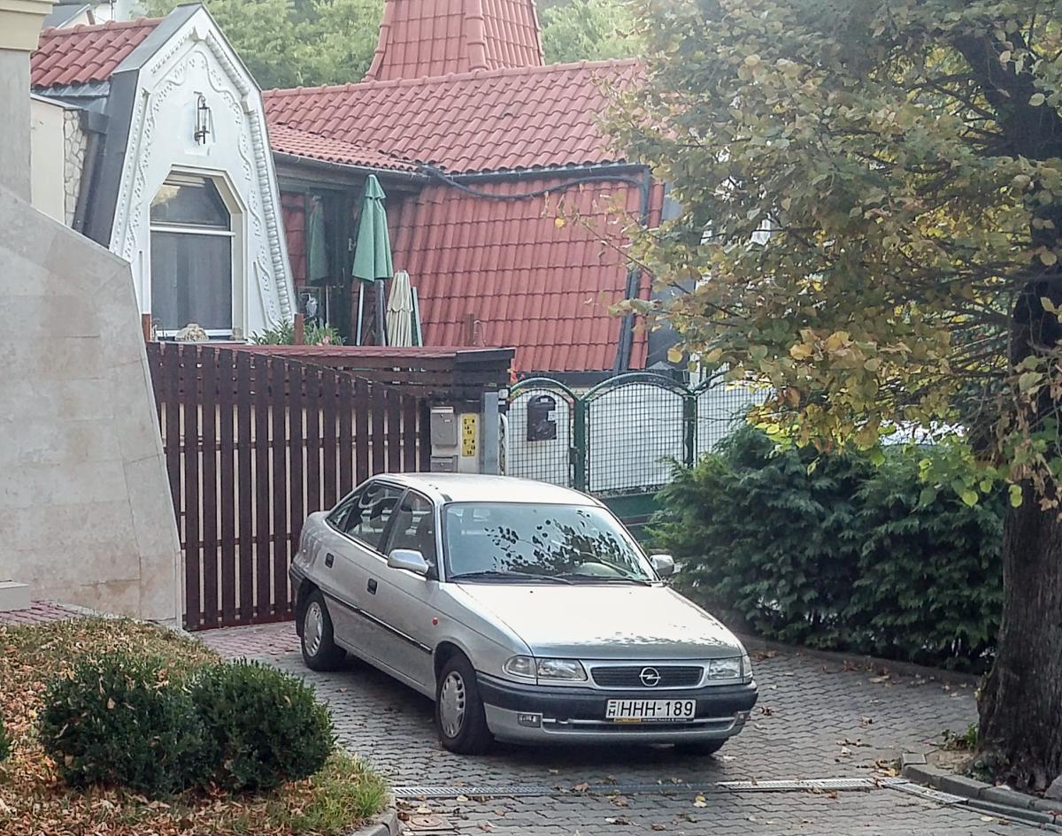 Opel Astra F Sedan. Foto: Pécs, Ungarn, September, 2019.