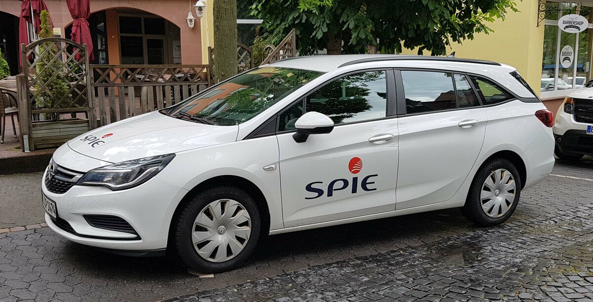 =Opel Astra der Firma SPIE steht im Mai 2022 in Hünfeld