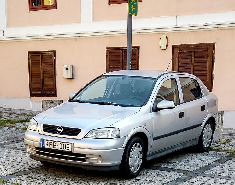 Opel Astra G, fotografiert in April, 2020.