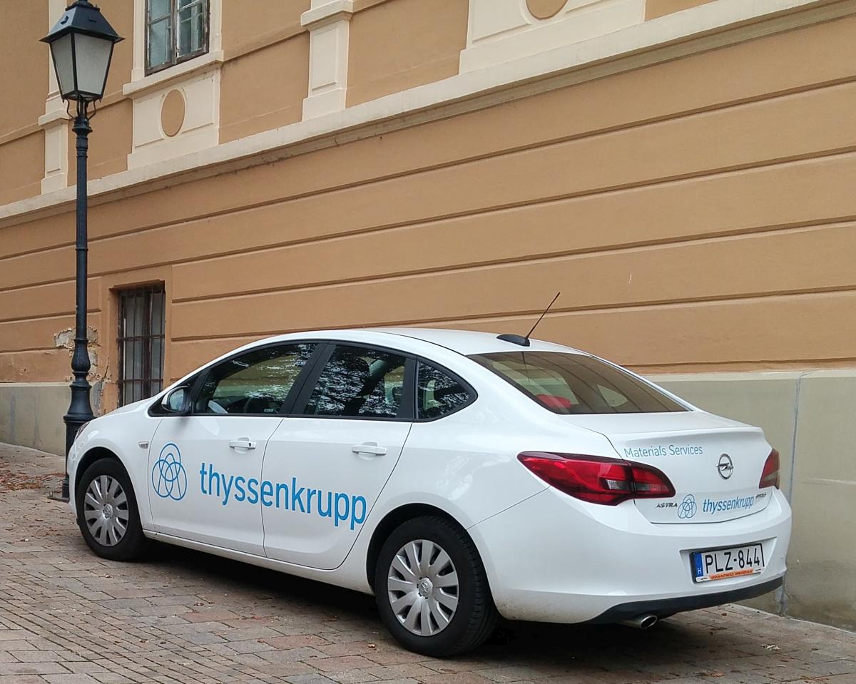 Opel Astra J Sedan, Firmenwagen von Thyssenkrupp, gesehen in September 2019 (Pécs - HU).
