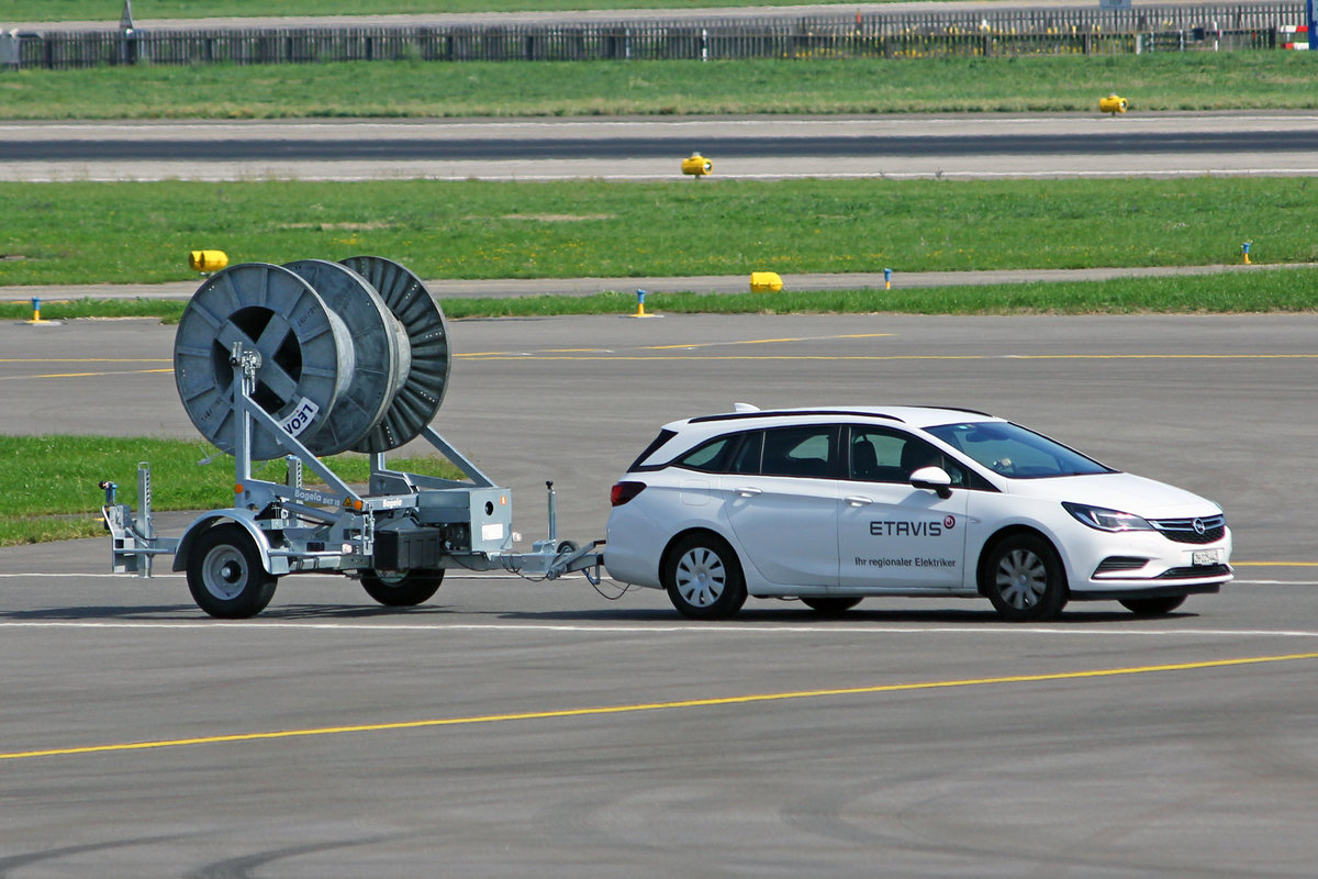 Opel Astra K mit Anhänger, Etavis, 05.September 2018, Flughafen Zürich.