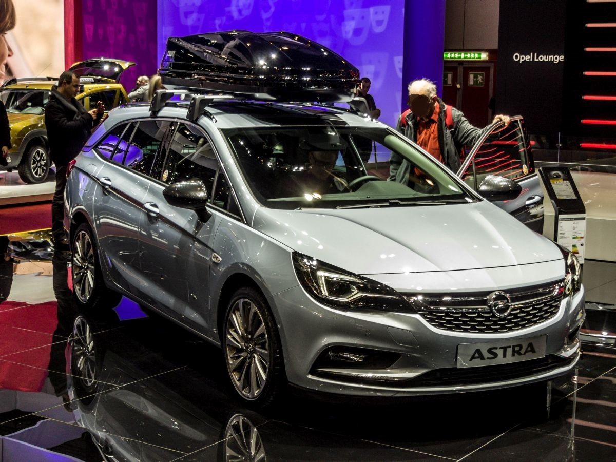 Opel Astra K Sports Tourer, ausgestellt auf dem Autosalon Genf 2016.