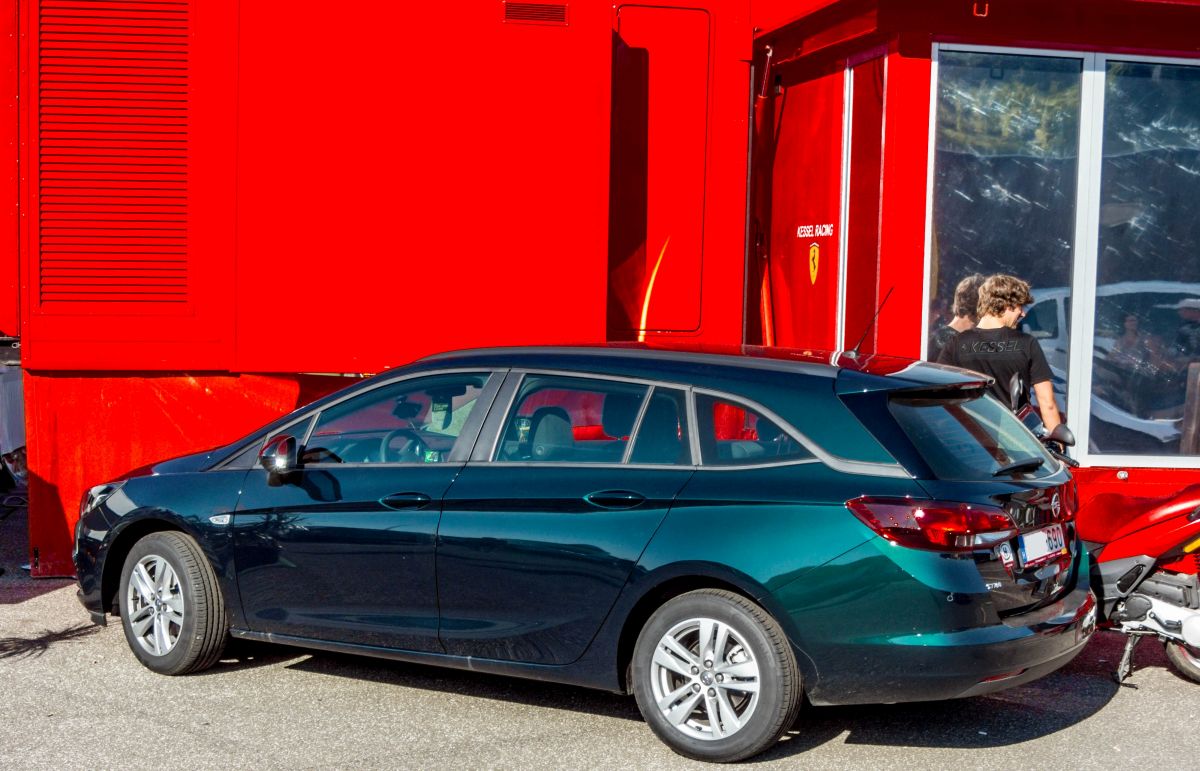 Opel Astra K Sports Tourer in Emerald Green (Schmaragdgrün), fotografiert am 28.08.2016 Opel Astra K Sports Tourer in Emerald Green (Schmaragdgrün), fotografiert am 28.08.2016