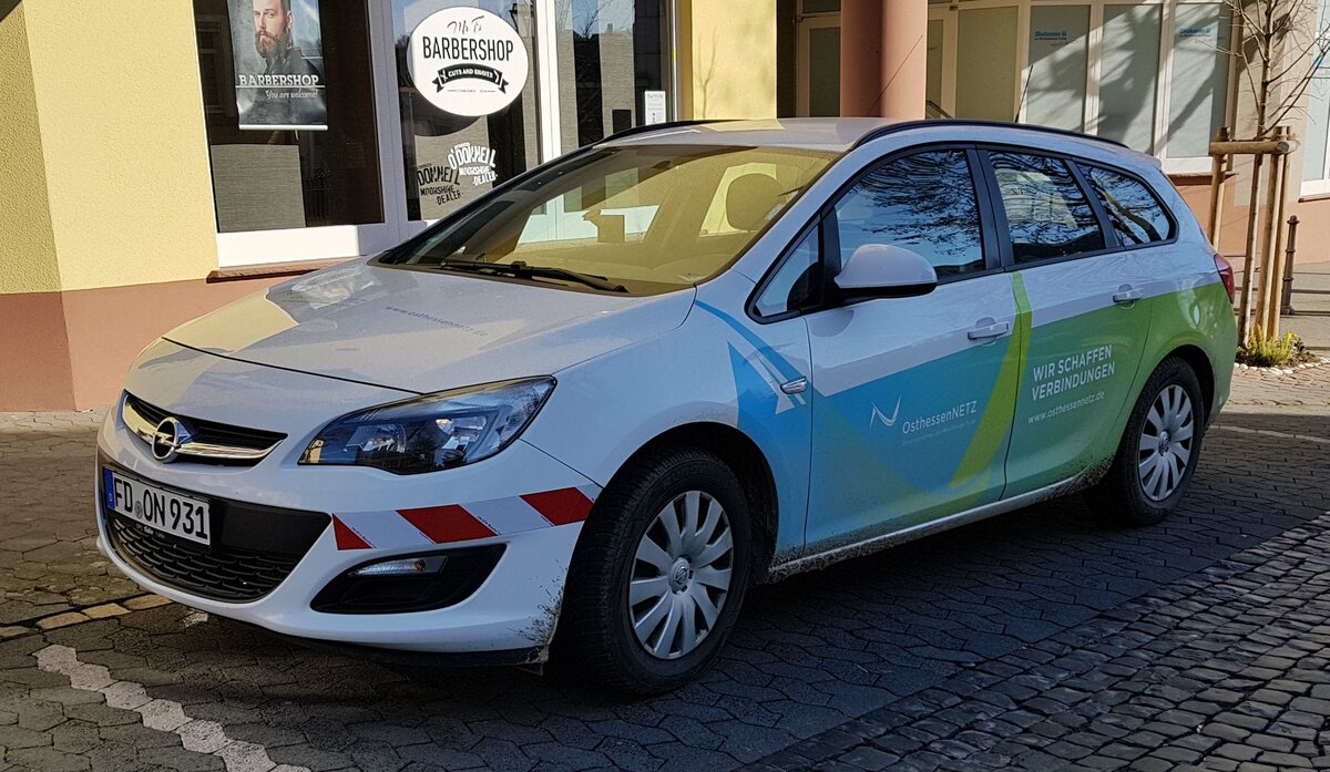 =Opel Astra von OSTHESSENNETZ steht im März 2022 in Hünfeld