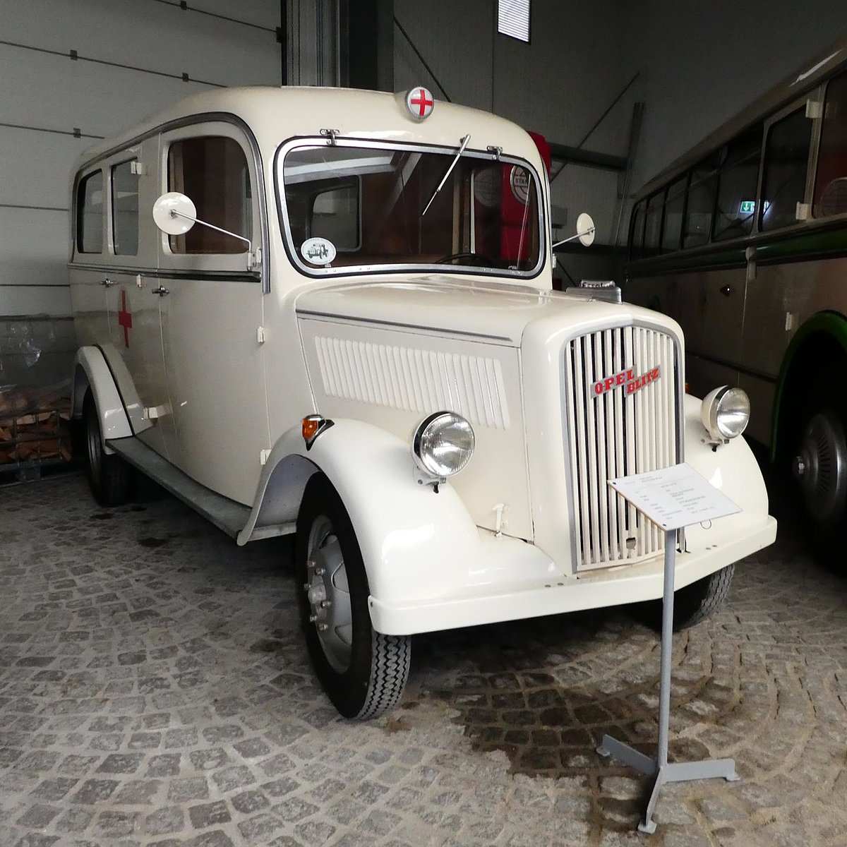 =Opel Blitz 2,5 - 32, Bj. 1949, 55 PS, steht als Sanitätsfahrzeug im sächsischen Nutzfahrzeugmuseum in Hartmannsdorf, Juli 2016